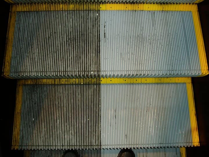 Limpieza de escaleras mecánicas
